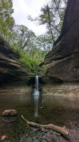 A waterfall surroudned by rocky cliffs